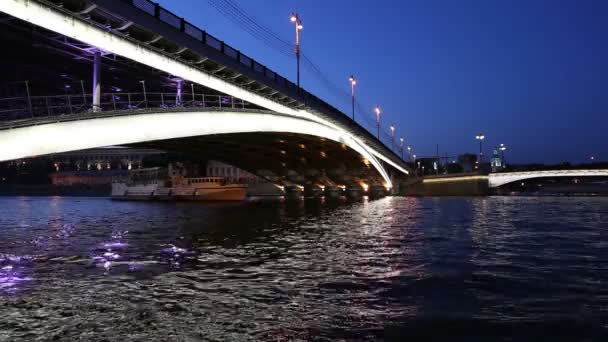 Bolsjoj ustinsky bridge i Moskva, Ryssland — Stockvideo