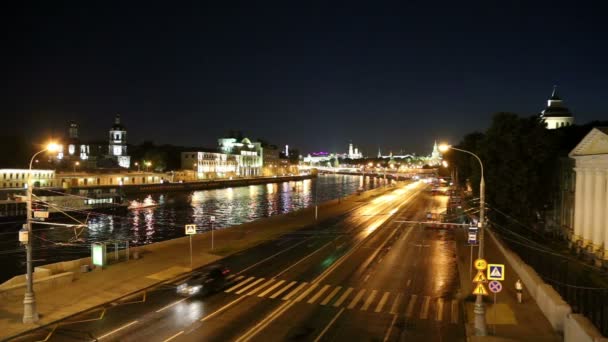 Embankment of the Moskva River and the night traffic, Moscow, Russia — Stock Video