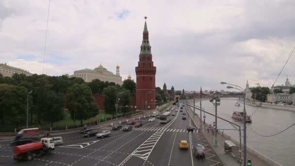Набережна річки moskva поблизу Московський кремль і щоденного трафіку, Москва, Росія — стокове відео