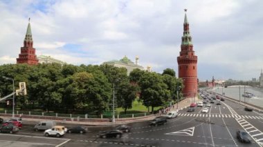 setin Moskova Nehri yakınında Moskova kremlin ve günlük trafik, moscow, Rusya Federasyonu