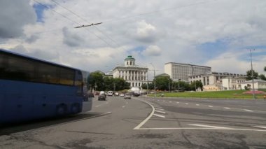 Merkezi Moskova kremlin yakınındaki sokaklarda günlük trafik