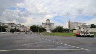 Merkezi Moskova kremlin yakınındaki sokaklarda günlük trafik