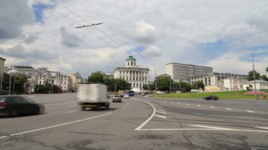 Merkezi Moskova kremlin yakınındaki sokaklarda günlük trafik