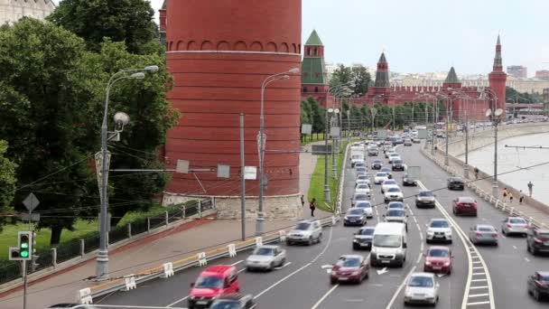 Kajen vid Moskvafloden nära Kreml och den dagliga trafiken, Moskva, Ryssland — Stockvideo