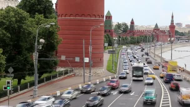 Embankment de la rivière Moskva près du Kremlin de Moscou et le trafic quotidien, Moscou, Russie — Video