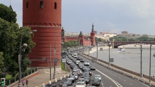 附近莫斯科克里姆林宫和日常的交通，莫斯科，俄罗斯的莫斯科河大堤 — 图库视频影像