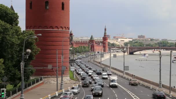 Nábřeží řeky Moskvy nedaleko Moskvy a každodenní provoz, Moskva, Rusko — Stock video