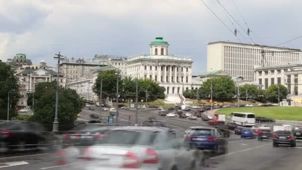 Ежедневное движение по улицам в центре Москвы возле Кремля — стоковое видео