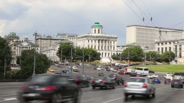 Täglicher Verkehr auf den Straßen im Zentrum von Moskau in der Nähe des Kreml — Stockvideo