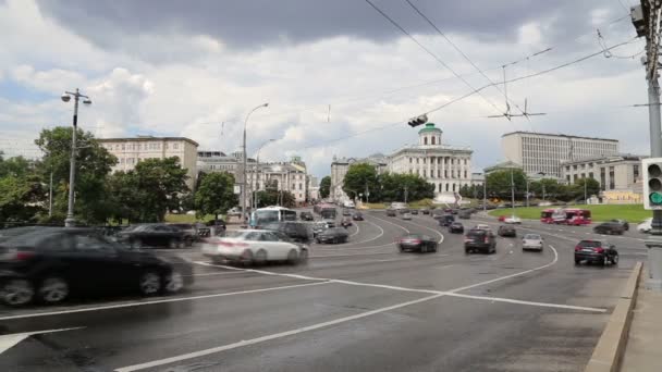 在莫斯科市中心克里姆林宫附近的街道上每天的交通流量 — 图库视频影像