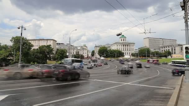 Tráfico diario en las calles del centro de Moscú cerca del Kremlin — Vídeo de stock