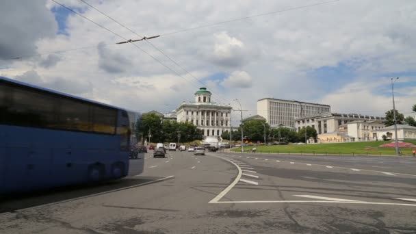 Daglig trafik på gatorna i centrala Moskva nära Kreml — Stockvideo