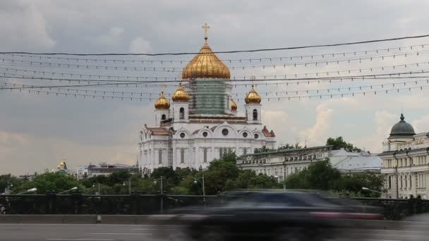 Christus de Verlosser-Kathedraal en het dagelijkse verkeer, Moskou, Rusland — Stockvideo