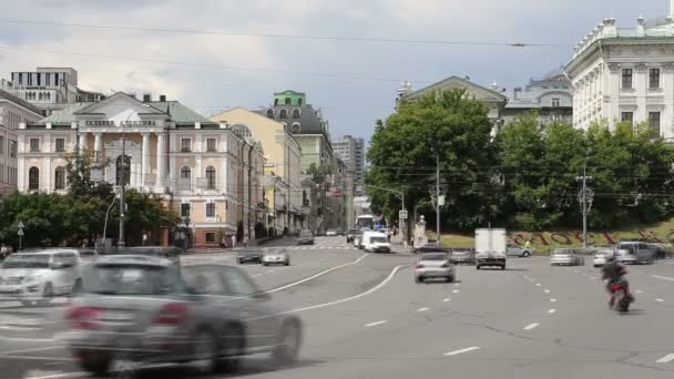 Καθημερινή κυκλοφορία στους δρόμους στο κέντρο της Μόσχας, κοντά στο Κρεμλίνο — Αρχείο Βίντεο