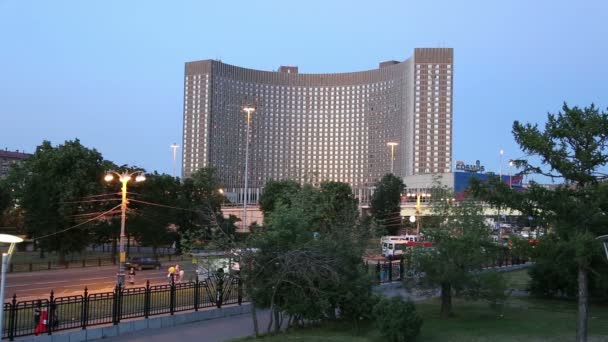 Hotel Cosmos (vedere de noapte), nord-estul Moscovei lângă ieșirea din metroul VDNK, Rusia — Videoclip de stoc
