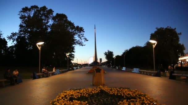 Conquistadores do Monumento Espacial (Vista noturna) no parque ao ar livre do museu Cosmonautics, perto do centro de exposições VDNK, Moscou, Rússia — Vídeo de Stock