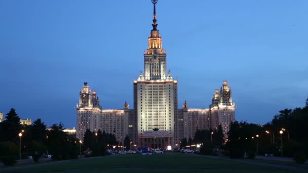 Lomonosov Universidad Estatal de Moscú (por la noche), edificio principal, Rusia — Vídeos de Stock