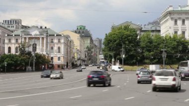 Merkezi Moskova kremlin yakınındaki sokaklarda günlük trafik