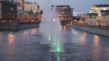 gece görüş drenaj kanalı ve çeşmeler Minsk (tretyakov) köprü, Moskova, Rusya yakın