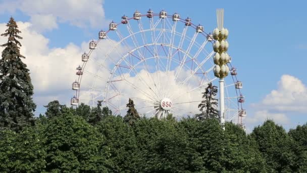 Ferris Wheel. VDNKh (All-Russia Exhibition Centre) is a permanent general-purpose trade show in Moscow, Russia — Stock Video