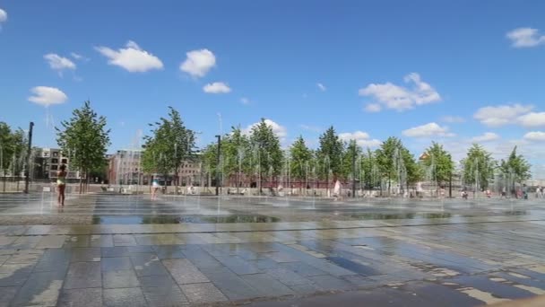 Terraplén del río Moskva y la fuente en la zona peatonal pública, Moscú, Rusia — Vídeo de stock