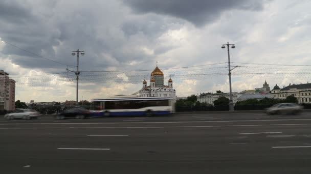 Mesih İsa Katedrali ve günlük trafik, moscow, Rusya Federasyonu — Stok video