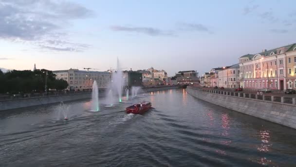 Vista notturna sul canale di scolo e fontane vicino al ponte Luzhkov (Tretyakov), Mosca, Russia — Video Stock