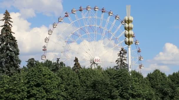 Roda gigante. VDNKh (All-Russia Exhibition Centre) é uma feira comercial permanente de uso geral em Moscou, Rússia — Vídeo de Stock