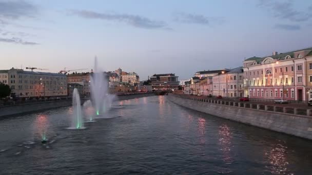 Vista nocturna sobre el canal de drenaje y fuentes cerca del puente Luzhkov (Tretyakov), Moscú, Rusia — Vídeos de Stock