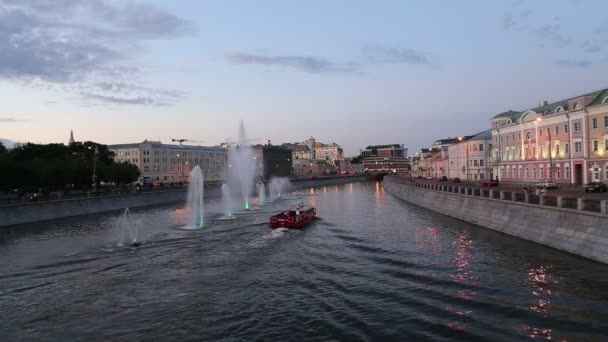 Vista notturna sul canale di scolo e fontane vicino al ponte Luzhkov (Tretyakov), Mosca, Russia — Video Stock