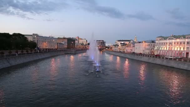 Vista nocturna sobre el canal de drenaje y fuentes cerca del puente Luzhkov (Tretyakov), Moscú, Rusia — Vídeo de stock