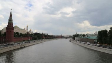 setin Moskova Nehri yakınında Moskova kremlin ve günlük trafik, moscow, Rusya Federasyonu