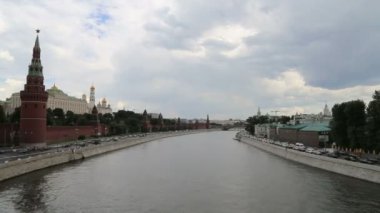 setin Moskova Nehri yakınında Moskova kremlin ve günlük trafik, moscow, Rusya Federasyonu