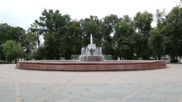 Fontana in un parco cittadino, il centro di Mosca vicino al Cremlino, Russia — Video Stock