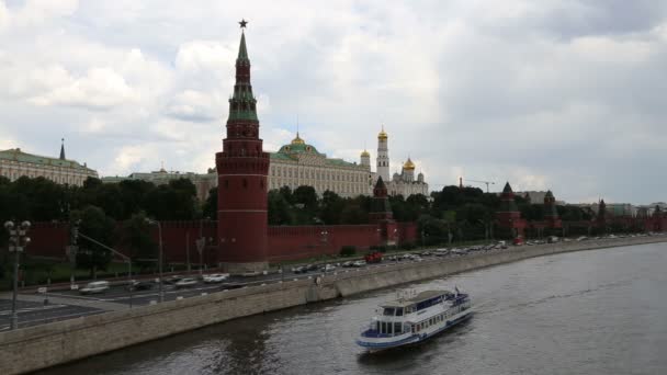 Embankment do rio Moskva perto do Kremlin de Moscou e o tráfego diário, Moscou, Rússia — Vídeo de Stock