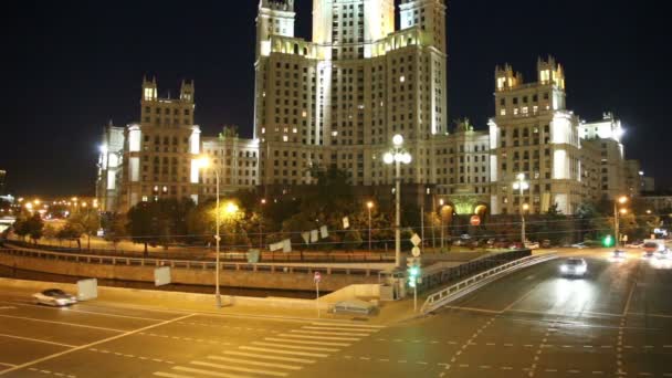 Embankment del fiume Moskva e il traffico notturno, Mosca, Russia — Video Stock