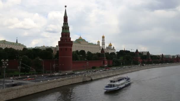 Setin Moskova Nehri yakınında Moskova kremlin ve günlük trafik, moscow, Rusya Federasyonu — Stok video