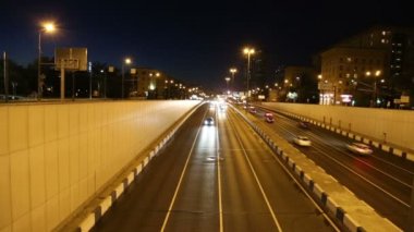 trafik otoyol (gece) büyük şehir, Moskova, Rusya