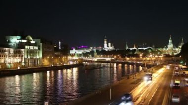 setin Moskova Nehri ve gece trafik, Moskova, Rusya