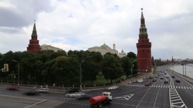 setin Moskova Nehri yakınında Moskova kremlin ve günlük trafik, moscow, Rusya Federasyonu