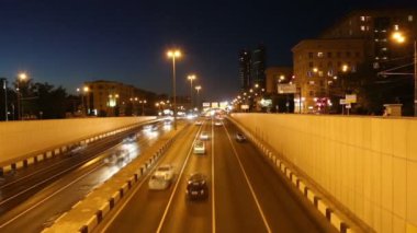 trafik otoyol (gece) büyük şehir, Moskova, Rusya