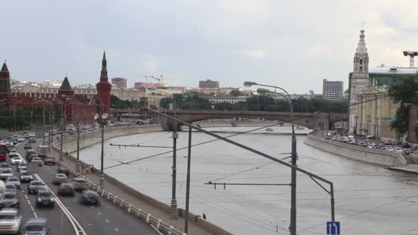 Embankment do rio Moskva perto do Kremlin de Moscou e o tráfego diário, Moscou, Rússia — Vídeo de Stock