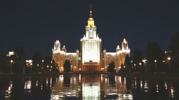 モスクワ大学 （夜）、メインの建物、ロシア — ストック動画