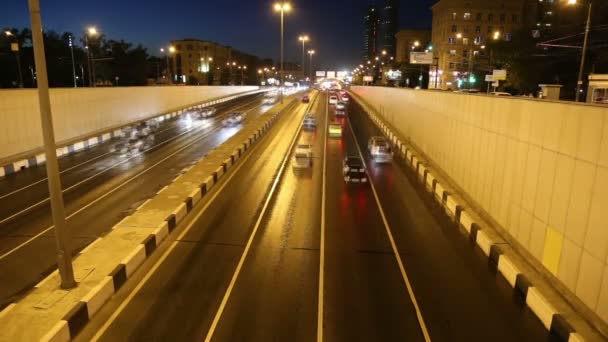 Verkeer op de snelweg van grote stad (in de nacht), Moskou, Rusland — Stockvideo