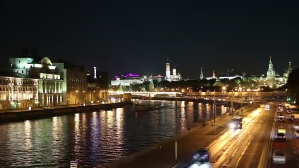 Ufer des Moskva-Flusses und des Nachtverkehrs, Moskau, Russland — Stockvideo