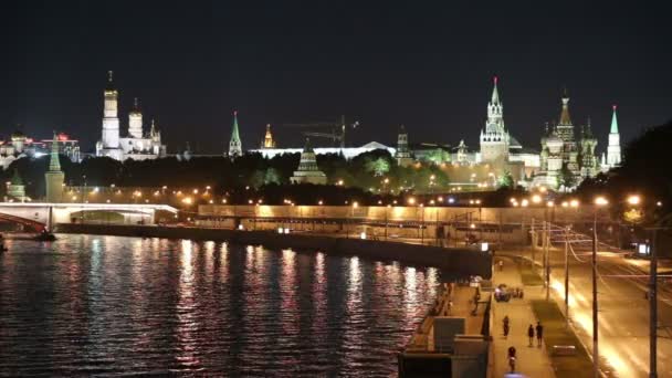 Dijk van de rivier de moskva en het verkeer van de nacht, Moskou, Rusland — Stockvideo