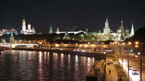 Embankment of the Moskva River and the night traffic, Moscow, Russia — Stock Video