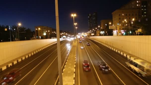 Provoz na dálnici velkoměsta (v noci), Moskva, Rusko — Stock video