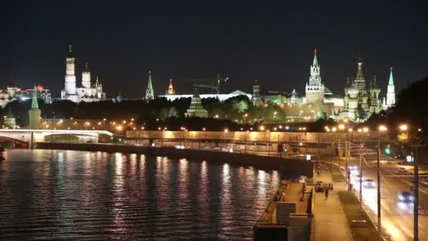 Embankment of the Moskva River and the night traffic, Moscow, Russia — Stock Video