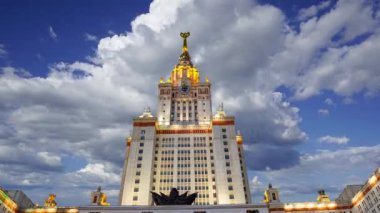 Sparrow Hills 'teki Lomonosov Moskova Devlet Üniversitesi' nin ana binası. Rusya 'nın en üst düzey eğitim kurumudur. Rusya